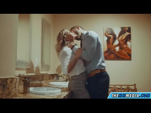 ❤️ Kui rinnakas blondiin võrgutab sind avalikus tualettruumis ❤️ Kaunis porno at et.muitohentai.ru ☑